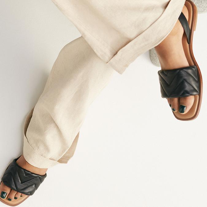 Grirawiaflex Women's Black Flat Sandals image number 0
